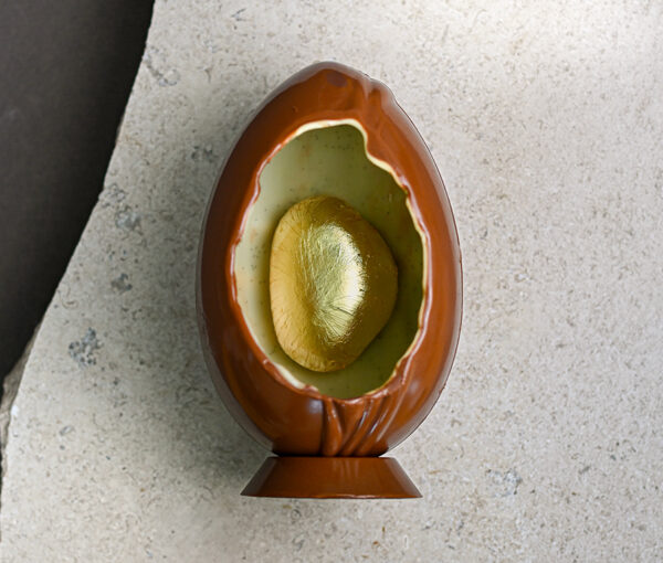 Oeuf de Pâques au chocolat au lait blanc - Théo Chereau Pâtisserie - La Rochelle