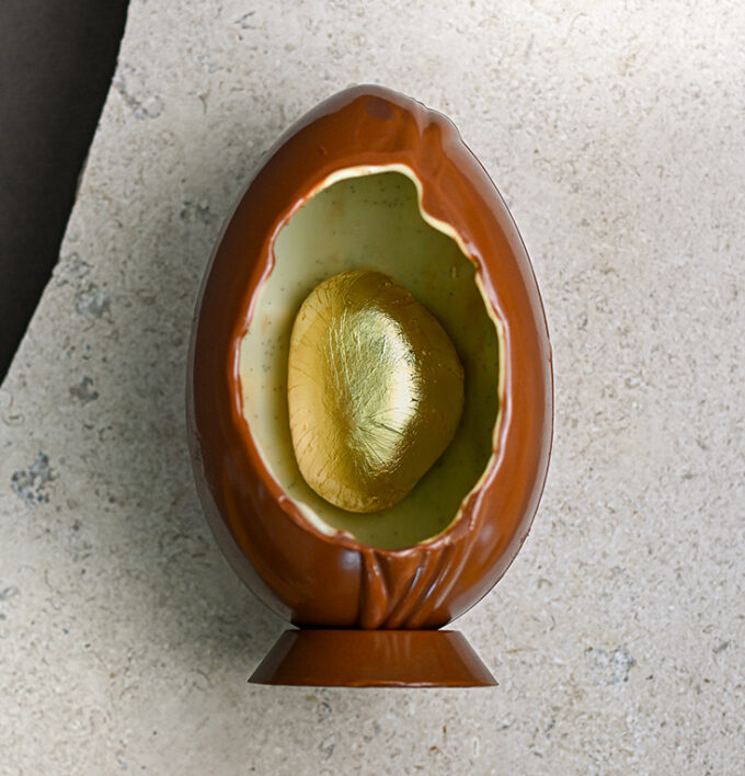 Oeuf de Pâques au chocolat au lait blanc - Théo Chereau Pâtisserie - La Rochelle