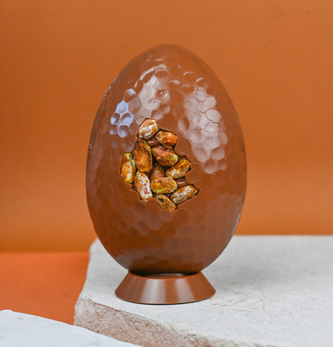Oeuf de Pâques au chocolat au lait pistache - Théo Chereau Pâtisserie - La Rochelle