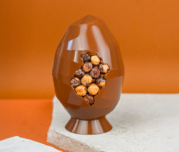 Oeuf de Pâques en chocolat noir ou chocolat au lait noisettes - Théo Chereau Pâtisserie - La Rochelle