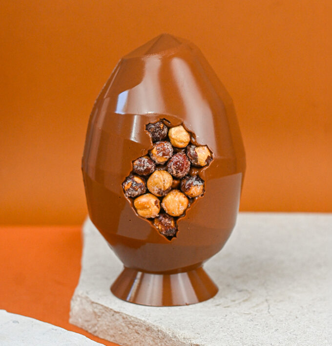 Oeuf de Pâques en chocolat noir ou chocolat au lait noisettes - Théo Chereau Pâtisserie - La Rochelle