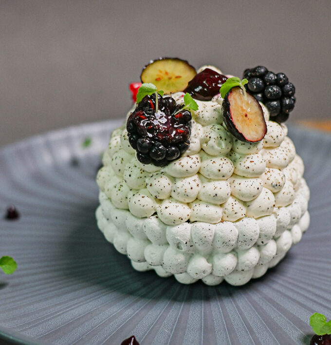 Pâtisserie Pavlova aux Fruits Noirs - Théo Chereau Pâtisserie - La Rochelle