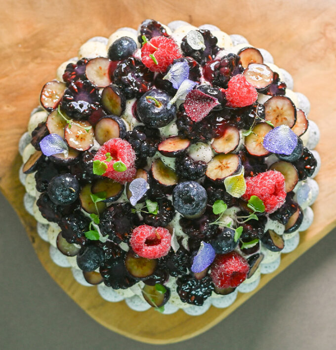 Pâtisserie Pavlova aux Fruits Noirs à partager - Théo Chereau Pâtisserie - La Rochelle