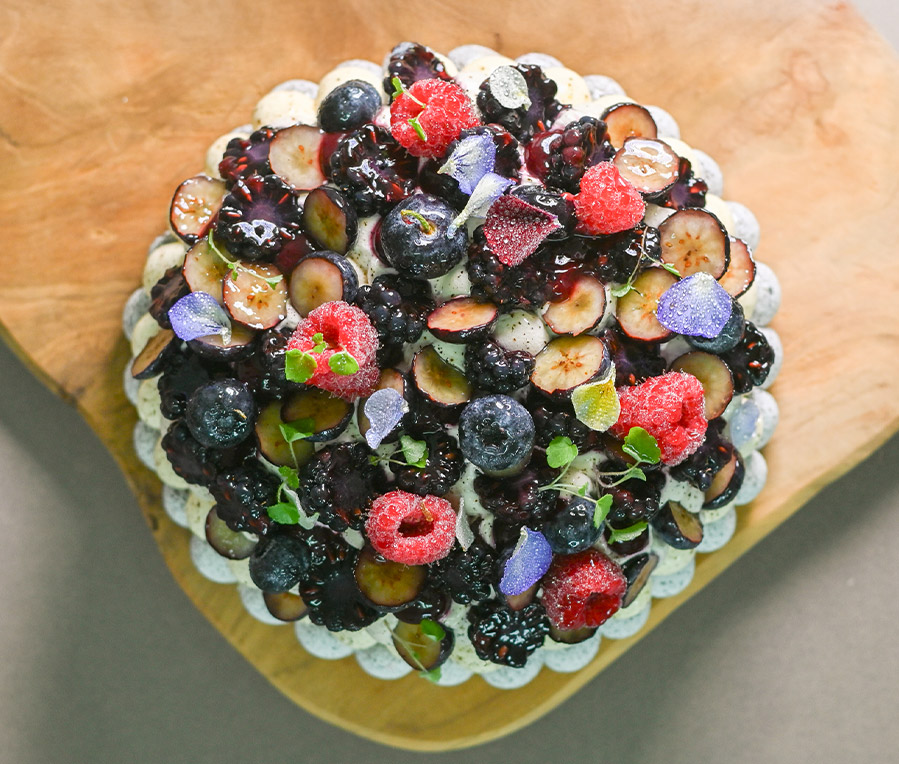 Pâtisserie Pavlova aux Fruits Noirs à partager - Théo Chereau Pâtisserie - La Rochelle