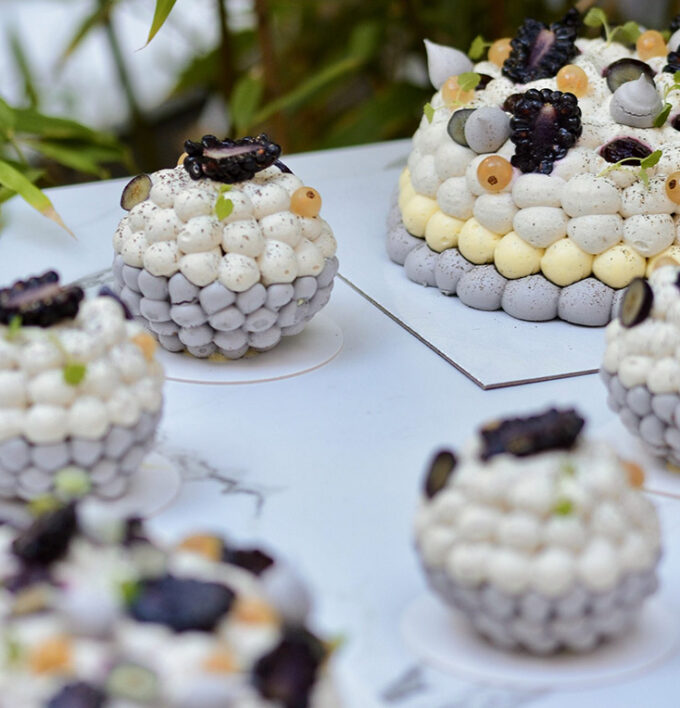 Pâtisserie Pavlova aux Fruits Noirs à partager - Théo Chereau Pâtisserie - La Rochelle